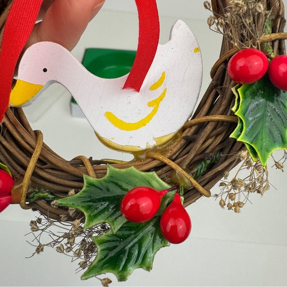 Vtg 1987 Small Wood Wreath Ornament Goose Holly Berries Winter Christmas Holiday - Picture 9 of 10